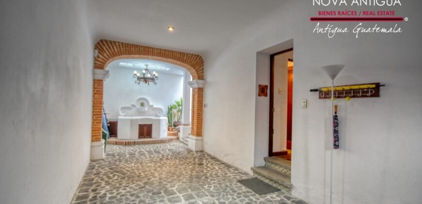 A4242 – Bonita casa recien remodelada en el Centro de Antigua G.