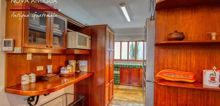 A4242 – Bonita casa recien remodelada en el Centro de Antigua G.