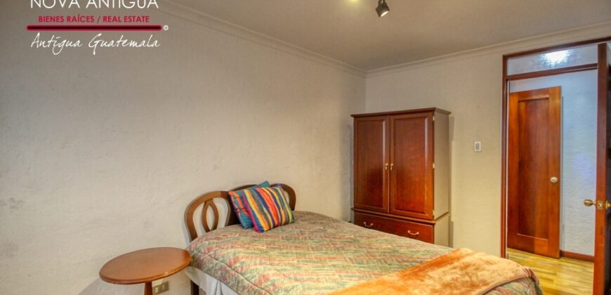 A4242 – Bonita casa recien remodelada en el Centro de Antigua G.
