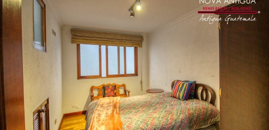 A4242 – Beautiful newly remodeled house in the center of Antigua G.