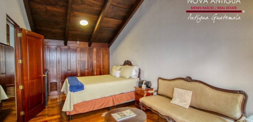 A4242 – Beautiful newly remodeled house in the center of Antigua G.
