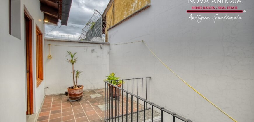 A4242 – Bonita casa recien remodelada en el Centro de Antigua G.