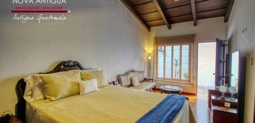 A4242 – Beautiful newly remodeled house in the center of Antigua G.
