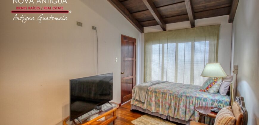 A4242 – Bonita casa recien remodelada en el Centro de Antigua G.