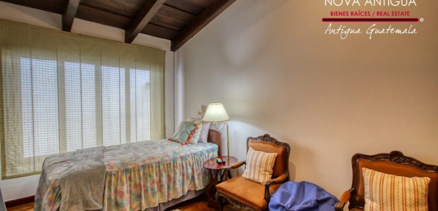 A4242 – Beautiful newly remodeled house in the center of Antigua G.