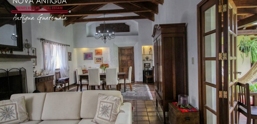A4243 – Hermosa casa en renta dentro de residencial