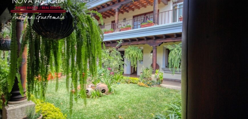 A4243 – Hermosa casa en renta dentro de residencial