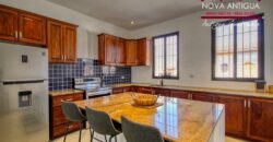 J147 – Encantadora propiedad de estilo colonial moderno