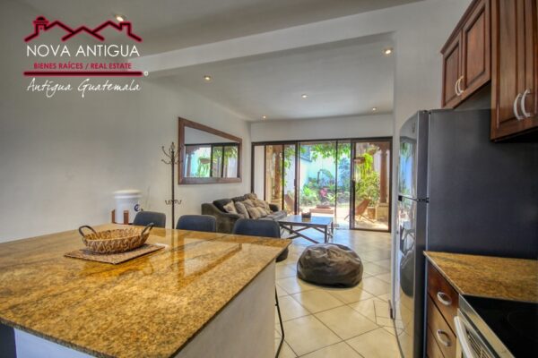 J147 – Encantadora propiedad de estilo colonial moderno