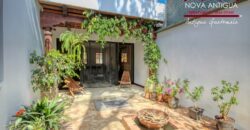 J147 – Encantadora propiedad de estilo colonial moderno