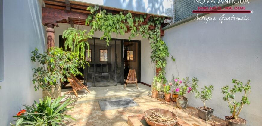 J147 – Encantadora propiedad de estilo colonial moderno