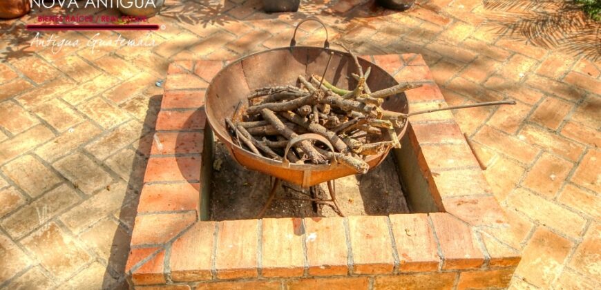 J147 – Encantadora propiedad de estilo colonial moderno