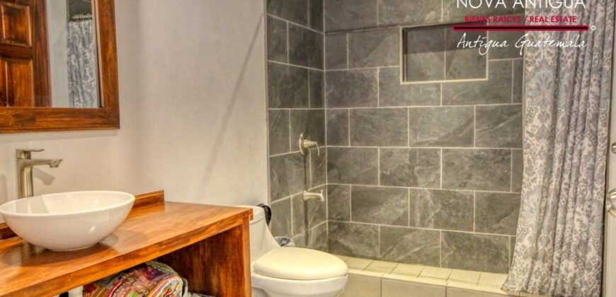 J147 – Encantadora propiedad de estilo colonial moderno