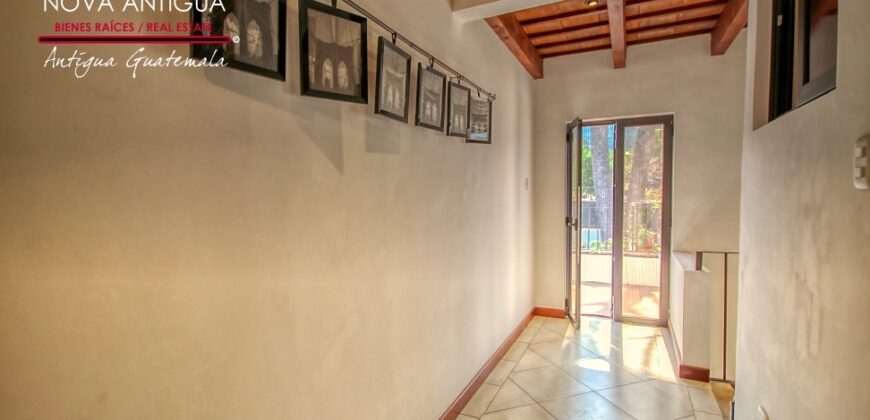 J147 – Encantadora propiedad de estilo colonial moderno