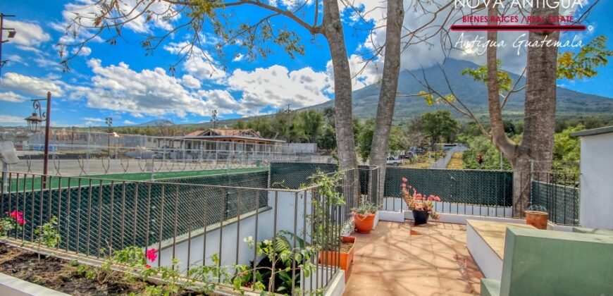 J147 – Encantadora propiedad de estilo colonial moderno