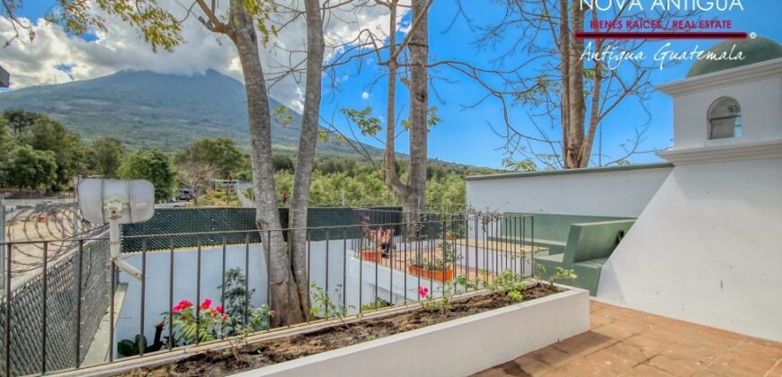 J147 -Charming Modern Colonial-Style Property