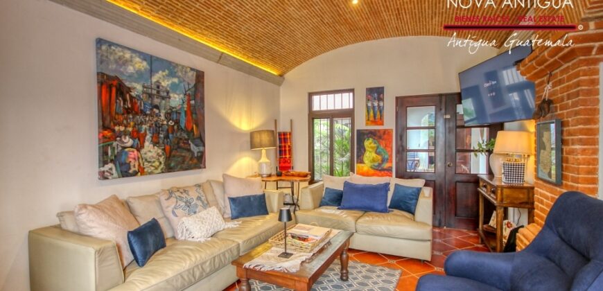 R34 – Casa en residencial carretera hacia Alotenango