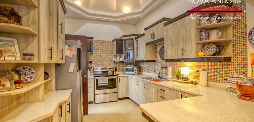 R34 – House in residential area on the road to Alotenango