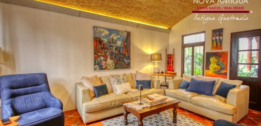 R34 – Casa en residencial carretera hacia Alotenango