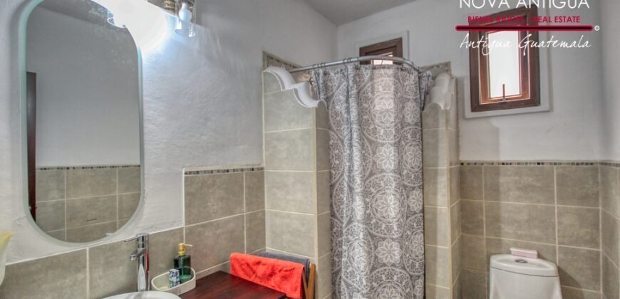 R34 – House in residential area on the road to Alotenango