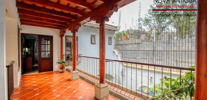 R34 – House in residential area on the road to Alotenango