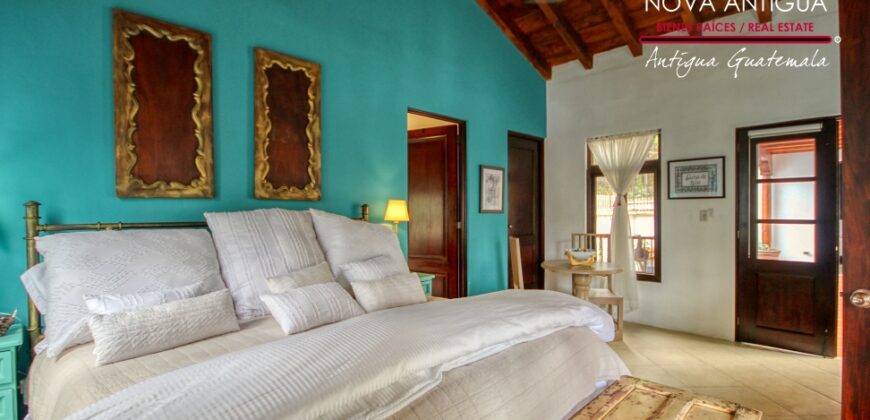 R34 – House in residential area on the road to Alotenango