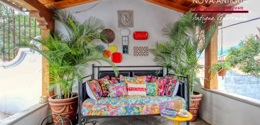 R34 – House in residential area on the road to Alotenango