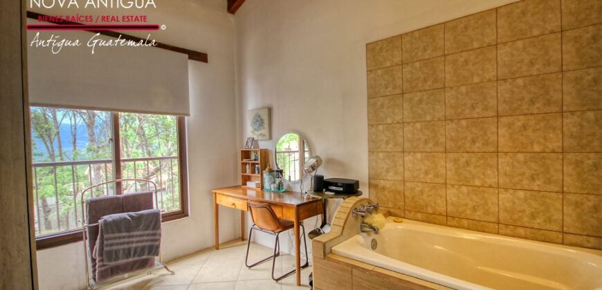 R34 – Casa en residencial carretera hacia Alotenango