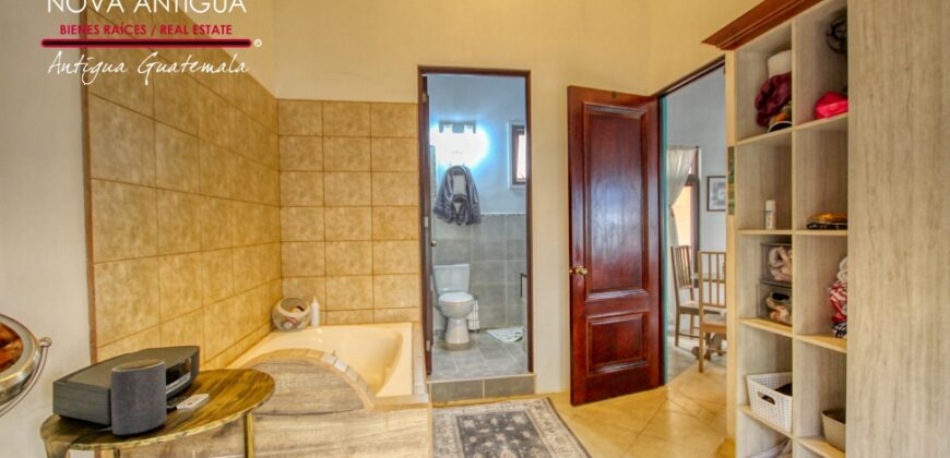 R34 – Casa en residencial carretera hacia Alotenango