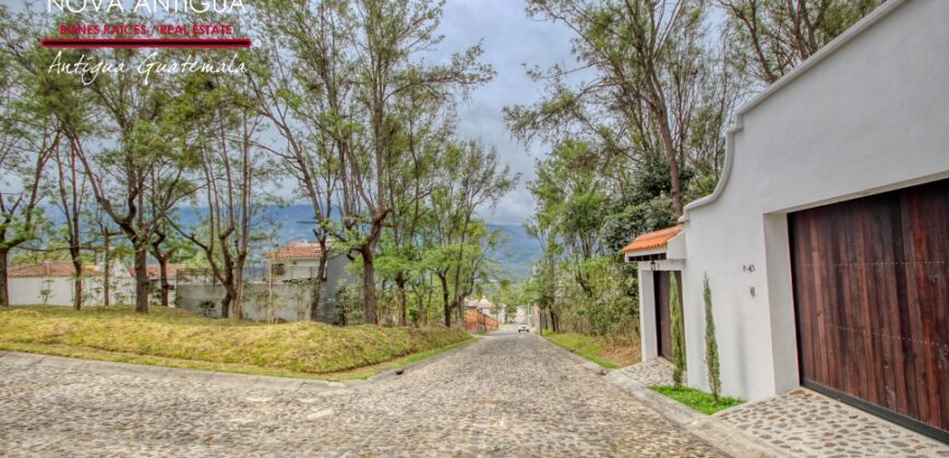 R34 – Casa en residencial carretera hacia Alotenango