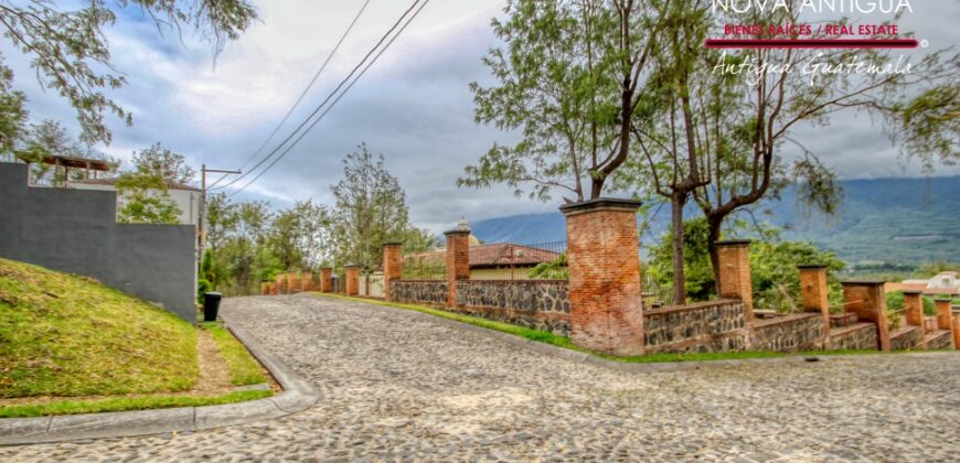 R34 – House in residential area on the road to Alotenango