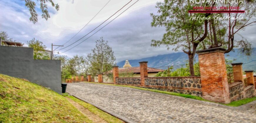 R34 – House in residential area on the road to Alotenango