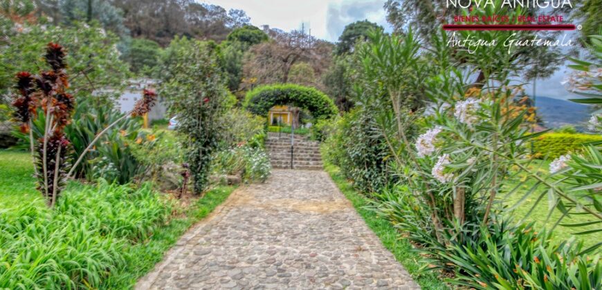 SCB413 – Terreno en venta en uno de los residenciales exclusivos de Santa Catarina Bobadilla