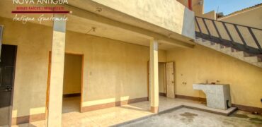 A4245 – Casa en renta a distancia caminable del centro de Antigua Guatemala