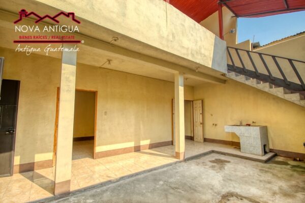 A4245 – Casa en renta a distancia caminable del centro de Antigua Guatemala