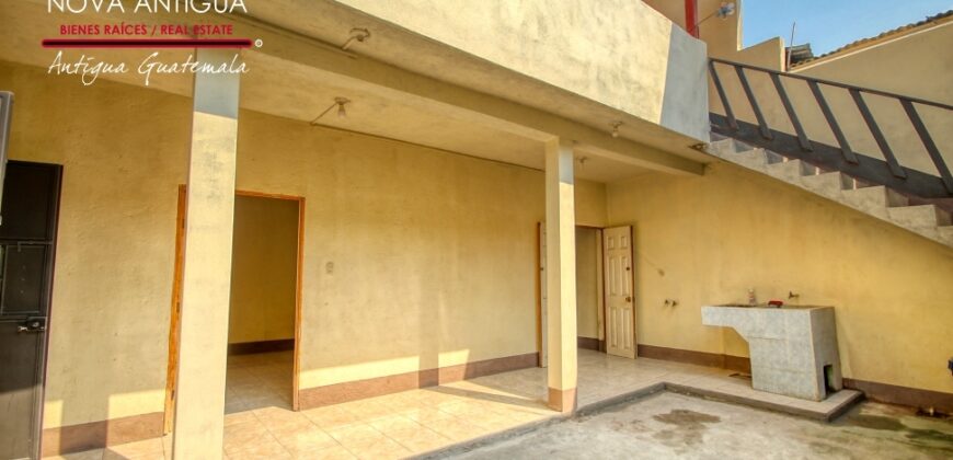 A4245 – Casa en renta a distancia caminable del centro de Antigua Guatemala