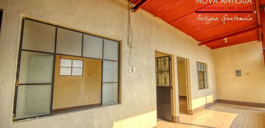 A4245 – Casa en renta a distancia caminable del centro de Antigua Guatemala