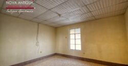 A4245 – Casa en renta a distancia caminable del centro de Antigua Guatemala