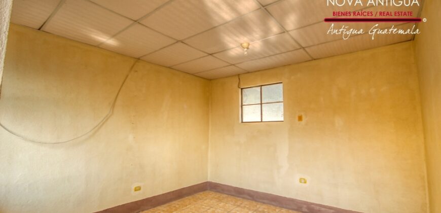 A4245 – Casa en renta a distancia caminable del centro de Antigua Guatemala