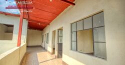 A4245 – Casa en renta a distancia caminable del centro de Antigua Guatemala