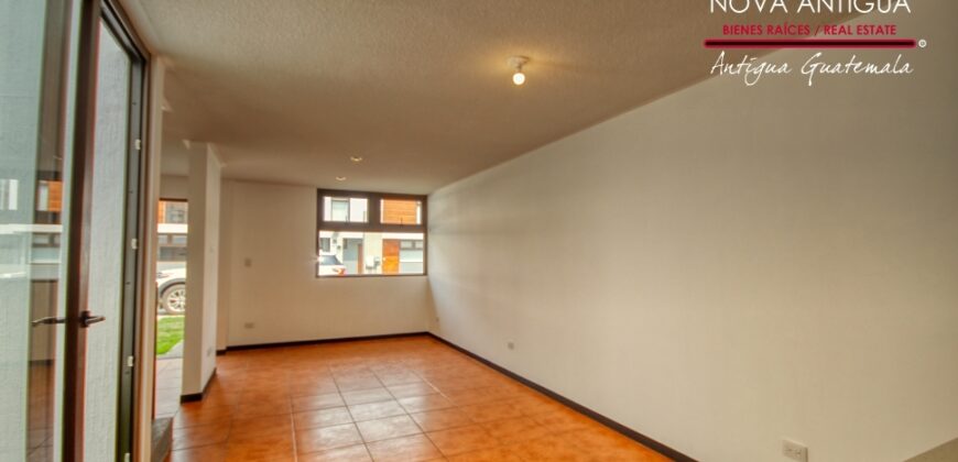 R35 – Bonita casa en venta en carretera hacia Alotenango