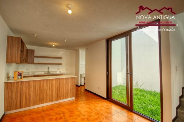 R35 – Beautiful house for sale on the road to Alotenango