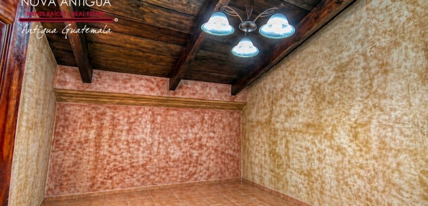 A4247 – House in the Antigua Guatemala area