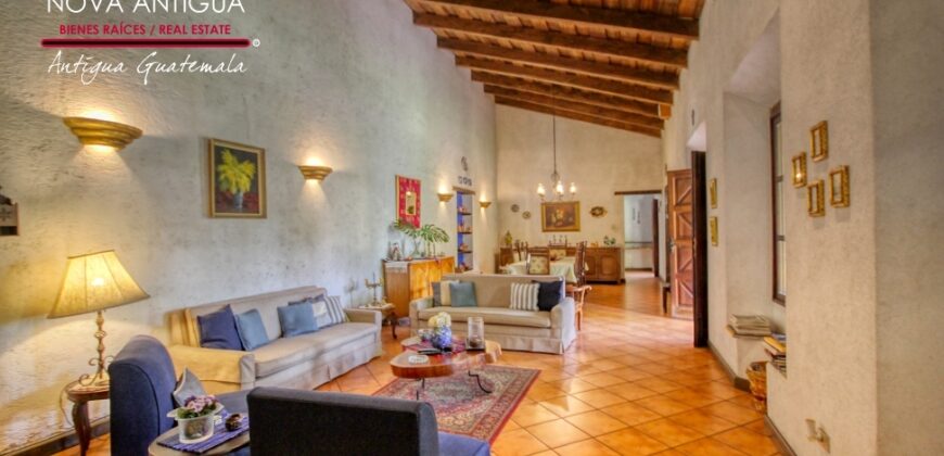 A4249 – Hermosa propiedad con amplio jardin