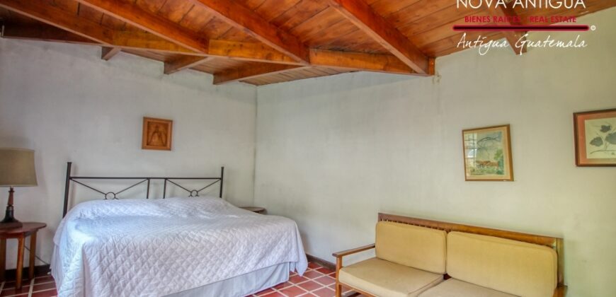 A4249 – Hermosa propiedad con amplio jardin