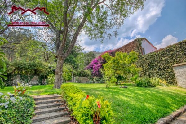 A4249 – Beautiful property with large garden