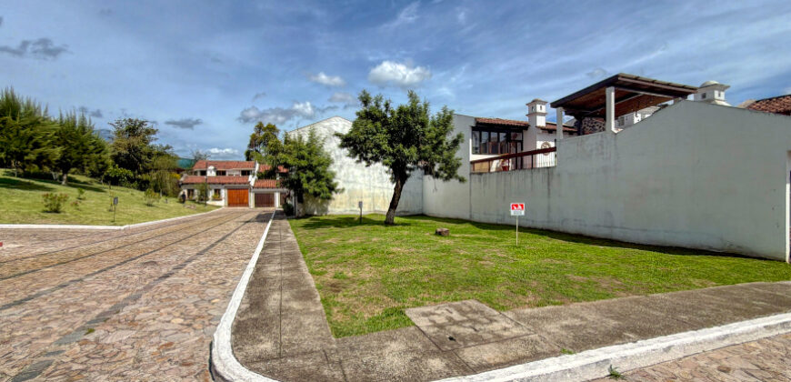 B151 – Terreno de esquina dentro de residencial en el area del calvario