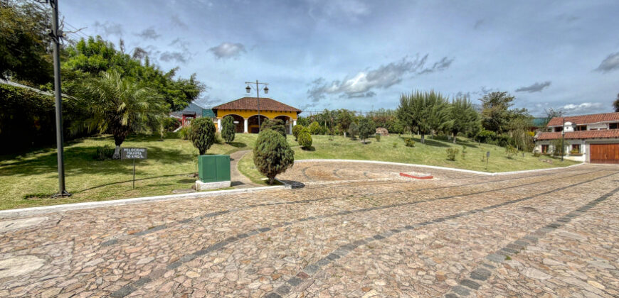 B151 – Terreno de esquina dentro de residencial en el area del calvario
