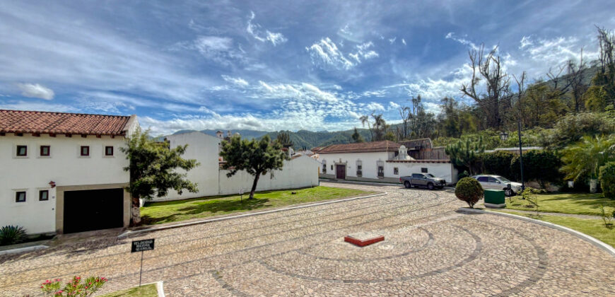 B151 – Terreno de esquina dentro de residencial en el area del calvario