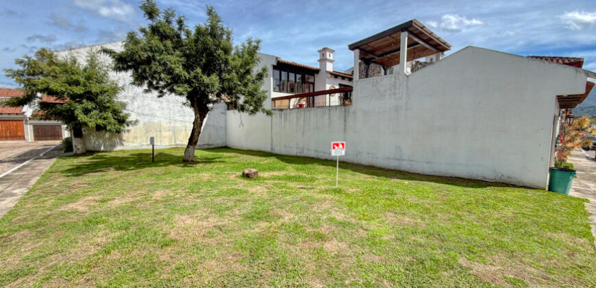 B151 – Terreno de esquina dentro de residencial en el area del calvario